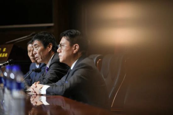 当时,这三名小偷正在偷他车上的催化转化器。